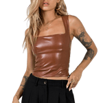 Brun lädertopp. En blond tjej poserar med en synlig tatuering på armen.